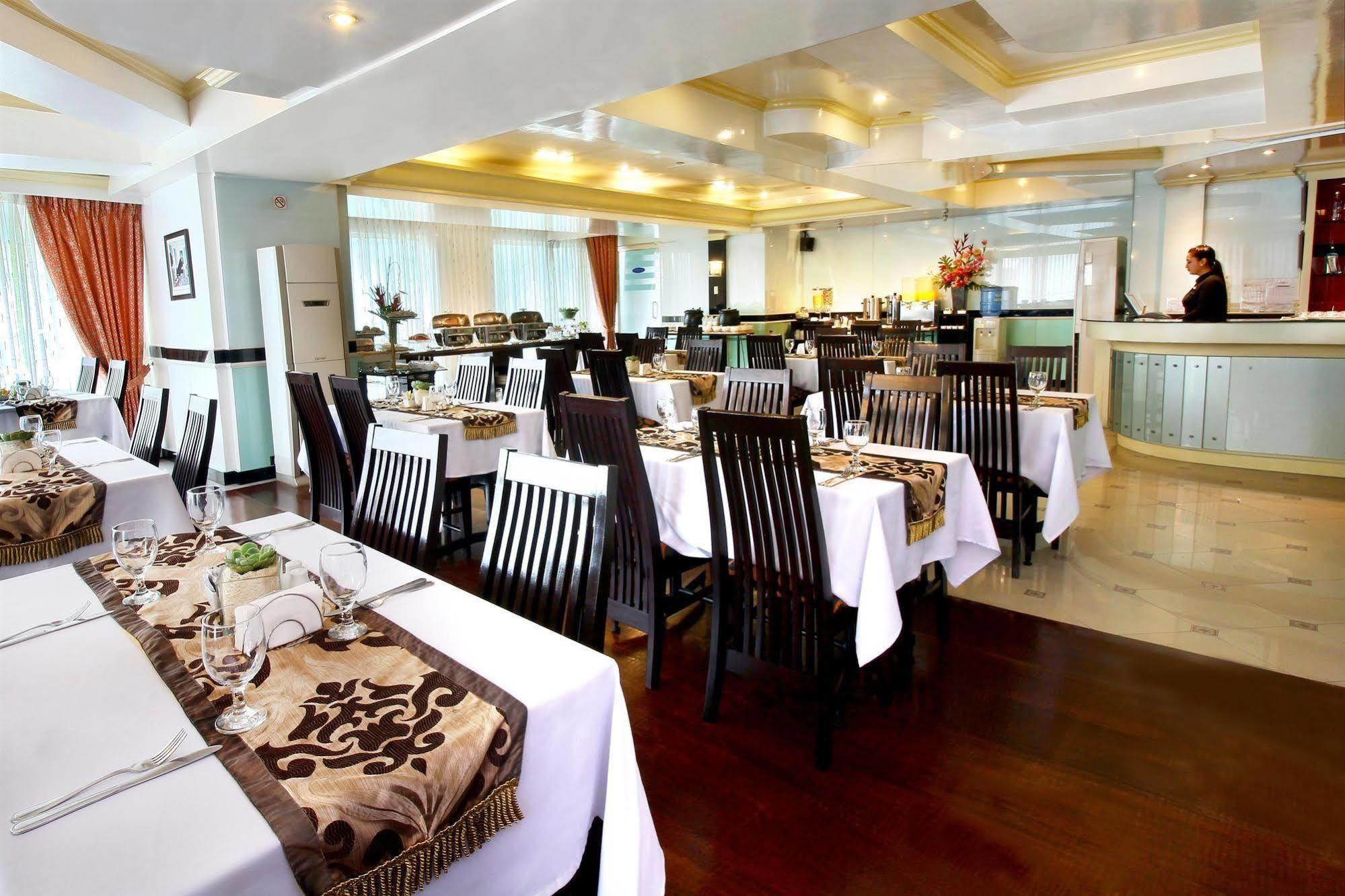 Oxford Suites Makati Макати Экстерьер фото