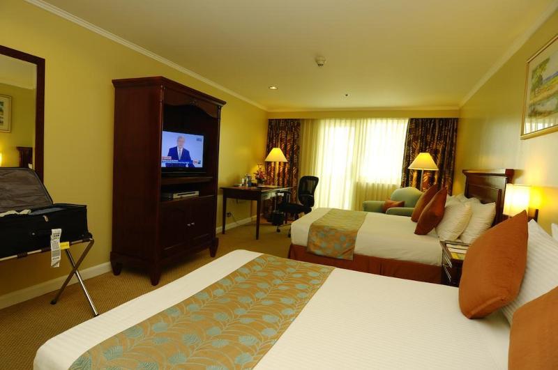 Oxford Suites Makati Макати Экстерьер фото